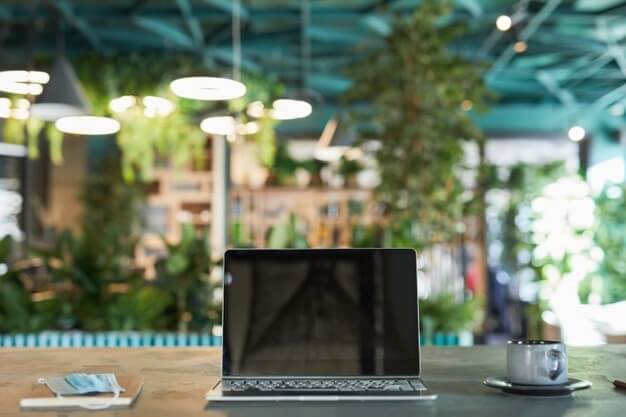 Espace de travail dans un espace vert